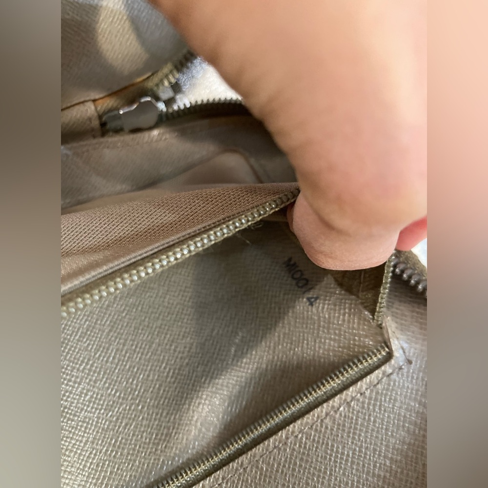 💯% Authentic Louis Vuitton crossbody - Picture 13 of 16